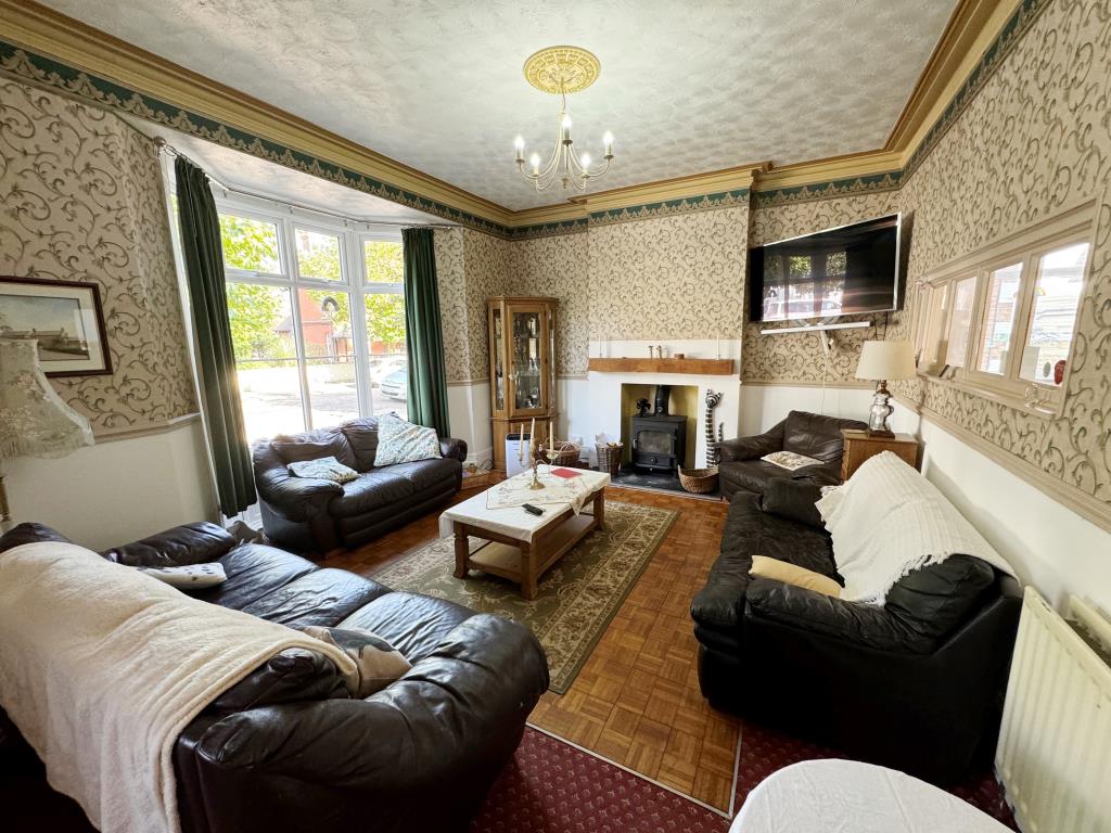 Lot: 102 - FREEHOLD GUEST HOUSE WITH 11 GUEST ROOMS AND SEPARATE OWNER'S ACCOMODATION - Living room with wallpaper and furniture